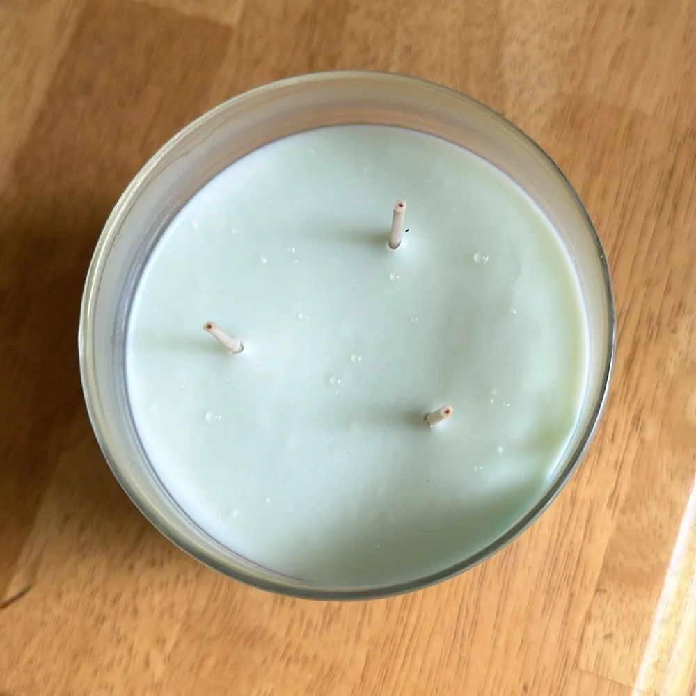 Bath & Bodyworks Kiwi Starfruit Cooler 3 wick candle - Picture 2 of 3